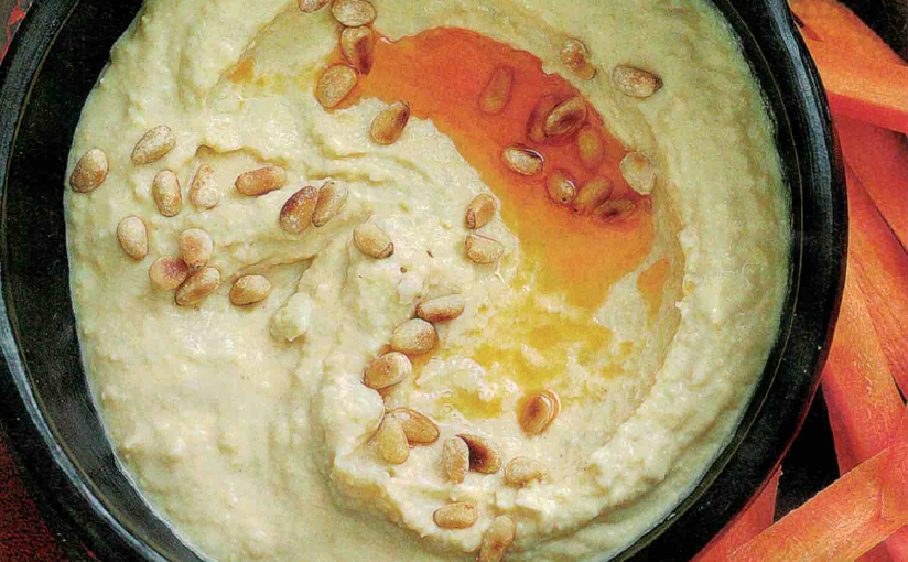 Houmous aux pignons de pin et huile de piment rouge