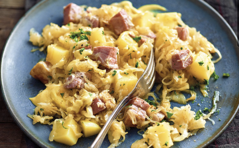 Poêlée de pommes de terre à la viande fumée et à la choucroute