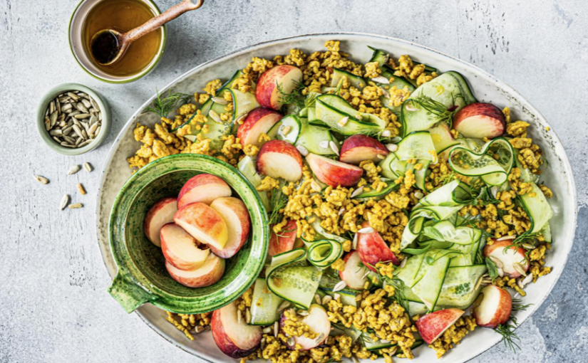 Salade de poulet au curry et aux pêches