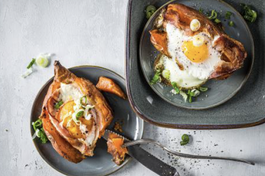 Patates douces au four, oeuf sur le plat et lard